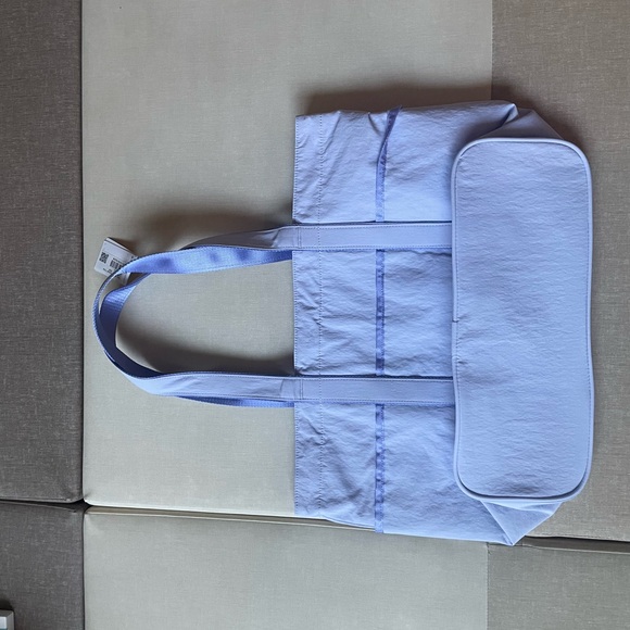 Lululemon Daily Multi-Pocket Tote Bag 20L - Serene Blue/Dusty Lilac - Picture 8 of 13